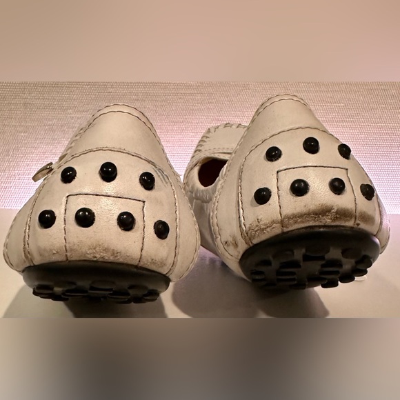 415. Ladies Tod’s Vintage White Leather Buckle Distressed Driving Shoe - Picture 11 of 15